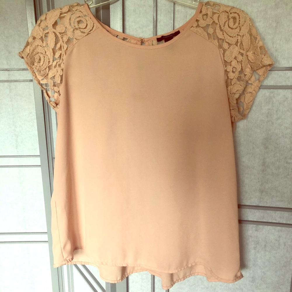Blouse with lace shoulders